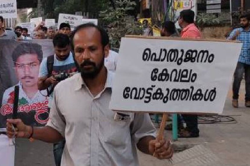  നടുറോഡിലെ കുഴി ഒരു മാസമായി തിരിഞ്ഞു നോക്കാതിരുന്ന അധികാരികളോടുള്ള രോഷം അവരുടെ വാക്കുകളിൽ ജ്വലിച്ചു. പറയാനുള്ളതെല്ലാം അവർ പ്ലക്കാർഡുകളിൽ കുറിച്ചിരുന്നു. 