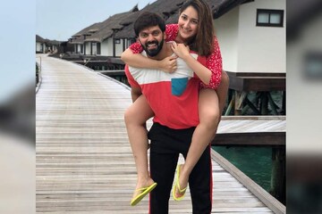 പ്രായ വ്യത്യാസം പറഞ്ഞ് കളിയാക്കിയവർക്ക് മുൻപിൽ ന്യൂ ഇയർ അടിച്ച് പൊളിച്ച് ആര്യയും സയേഷയും