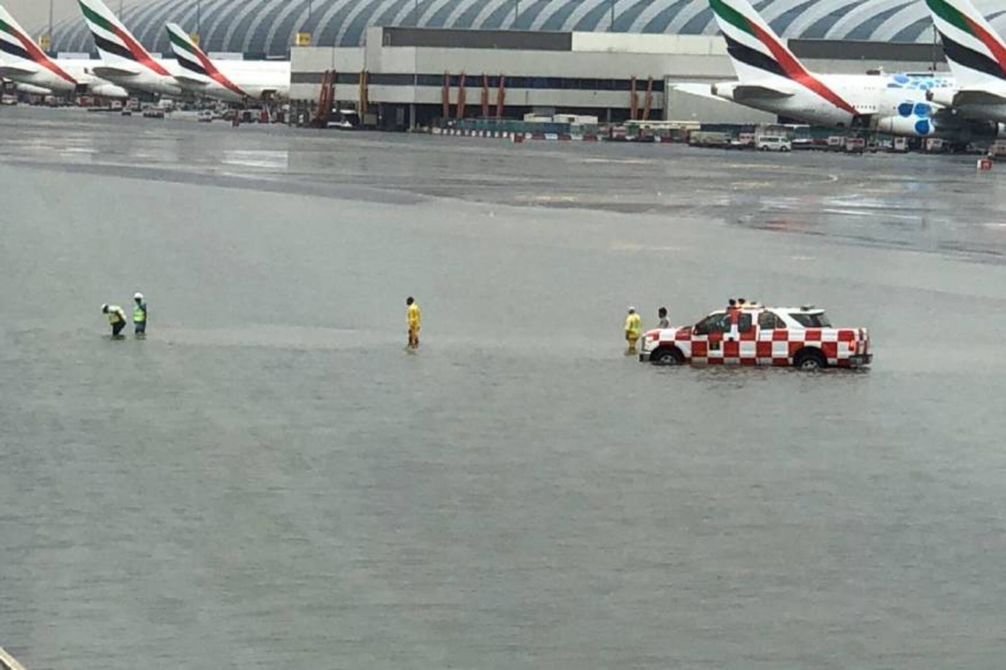 വെള്ളത്തിൽ മുങ്ങി ദുബായ് വിമാനത്താവളം: വിമാനങ്ങൾ വൈകും; ചിലത് റദ്ദു ചെയ്തു