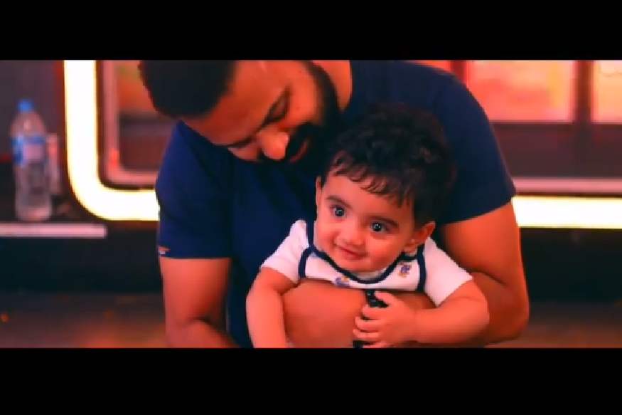  അച്ഛനും മോനും കൂടി വൻ മല്പിടുത്തമാണ്; ഒരു കുട്ടിയാനയ്ക്ക് വേണ്ടി