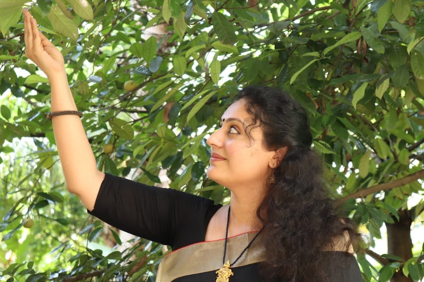  മീരയ്ക്ക് നൃത്തം അറിയുമോ എന്ന് രഞ്ജി പണിക്കർക്ക് സംശയം ? - ചിത്രത്തിൽ രഞ്ജി പണിക്കരാണ് കലാമണ്ഡലം ഹൈദരാലിയെ അവതരിപ്പിക്കുന്നത്. രഞ്ജി പണിക്കർക്ക് ഒപ്പമുള്ള ഗാനരംഗത്തിലാണ് മീര മനോഹരമായി നൃത്തം ചെയ്യുന്നത്. മുമ്പ് തെളിവ് എന്ന ചിത്രത്തിൽ രഞ്ജി പണിക്കർക്കൊപ്പം മീര അഭിനയിച്ചിട്ടുണ്ട്. തെളിവിൽ മീരയും രഞ്ജിയും പൊലീസുകാരായാണ് എത്തുന്നത്. പൊലീസുകാരി ആയ ആൾക്ക് നൃത്തം അറിയുമോ എന്ന സംശയമായിരുന്നു രഞ്ജി പണിക്കർക്ക്. ഗാനരംഗ ചിത്രീകരണത്തിന് എത്തിയപ്പോൾ രഞ്ജി പണിക്കർ അത് നേരിട്ട് ചോദിക്കുകയും ചെയ്തു. നൃത്തം ഒക്കെ അറിയാമോ എന്നായിരുന്നു രഞ്ജിയുടെ ചോദ്യം. ആ നോക്കാം എന്ന് മീര മറുപടിയും നൽകി. നൃത്തരംഗം മനോഹരമായി അവതരിപ്പിച്ച് കഴിഞ്ഞപ്പോൾ രഞ്ജി പണിക്കർ അഭിനന്ദിക്കുകയും ചെയ്തെന്ന് മീര പറയുന്നു. ഹരിപ്പാടായിരുന്നു നൃത്തരംഗത്തിന്റെ ചിത്രീകരണം നടന്നത്. അടിസ്ഥാനപരമായി മോഹിനിയാട്ടം കലാകാരിയായതിനാൽ നൃത്തരംഗം അനായാസം ചെയ്യാൻ സാധിച്ചു. മിക്കവാറും ഒറ്റ ടേക്കിൽ തന്നെ നൃത്തം ചെയ്യാൻ കഴിഞ്ഞു എന്ന സന്തോഷവും മീര പങ്കുവയ്ക്കുന്നു.