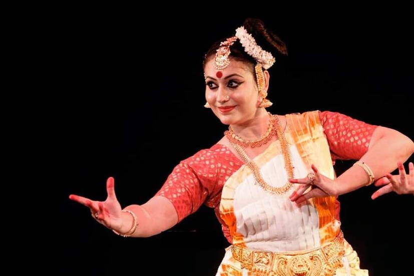  നൃത്തം മീരയ്ക്ക് ജീവനാണ്. ആ ജീവന്‍റെ തുടിപ്പുകളെ സിനിമയിൽ ആവാഹിക്കാനായപ്പോഴുള്ള സന്തോഷത്തിലാണ് മീരയിപ്പോൾ... കലാമണ്ഡലം ഹൈദരാലി എന്ന ചിത്രത്തിലാണ് നൃത്തച്ചുവടുകളുമായി മീര നായർ എത്തുന്നത്. ചിത്രത്തിൽ കലാമണ്ഡലം ക്ഷേമാവതിയെയാണ് മീര അവതരിപ്പിക്കുന്നത്. ഒരു ഗാനരംഗത്തിൽ മുഴുനീള നൃത്തവുമായാണ് താരം എത്തുന്നത്. ജീവിതത്തിന്‍റെ ഭാഗമായ നൃത്തം സിനിമയിലും അവതരിപ്പിക്കുമ്പോൾ ഏറെ സന്തോഷമുണ്ടെന്ന് മീര പറയുന്നു. കലാമണ്ഡലം വിമലാ മേനോൻ ആണ് നൃത്തം ചിട്ടപ്പെടുത്തിയത്. വിമലാ മേനോന് കീഴിൽ  പ്രത്യേകമായി അഭ്യസിച്ച ശേഷമാണ് സിനിമയിൽ നൃത്തം അവതരിപ്പിച്ചത്.