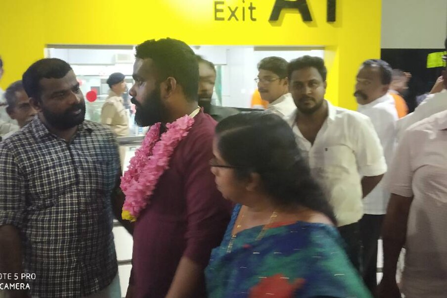  ചായകുടിച്ചു കൊണ്ടിരുന്നു ഐഷി ഘോഷിനെ തെരഞ്ഞെു പിടിച്ചു മർദ്ദിക്കുകയായിരുന്നു.ക്യാംപസിലെ എബിവിപി പ്രവർത്തകർ അക്രമികൾക്കൊപ്പം ഉണ്ടായിരുന്നെന്നും സൂരി പറഞ്ഞു.