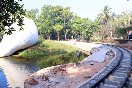 വേളിയിൽ അടിച്ചുപൊളിക്കാൻ എത്തുന്നവർക്ക് യാത്രചെയ്യാൻ ട്രെയിനും തയ്യാർ വേളിയിൽ അടിച്ചുപൊളിക്കാൻ എത്തുന്നവർക്ക് യാത്രചെയ്യാൻ ട്രെയിനും തയ്യാർ