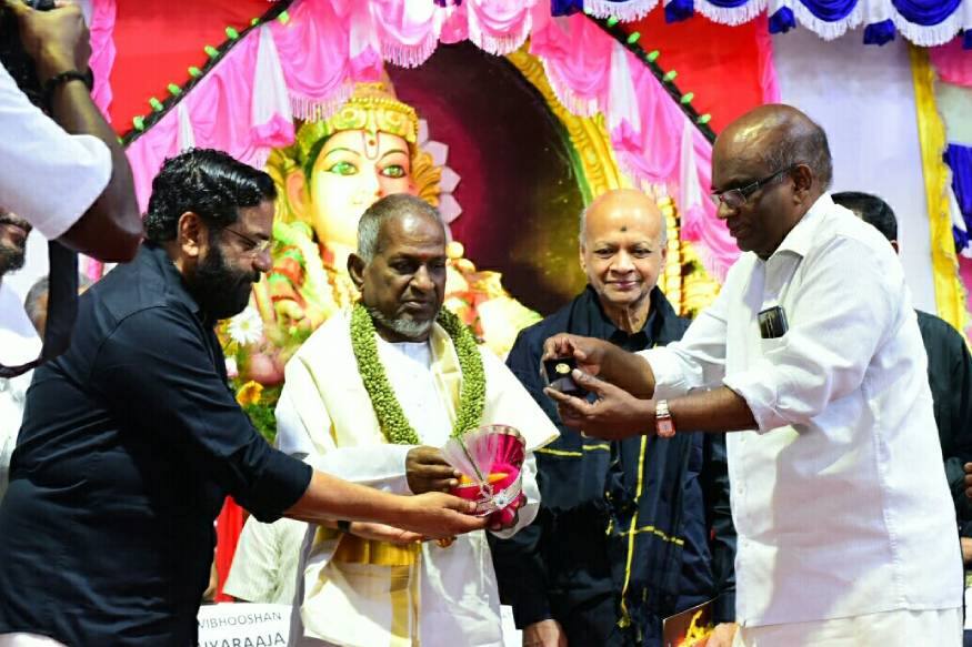 ദേവസ്വം ബോർഡ് അയ്യപ്പന്റെ രൂപം പതിച്ച സ്വർണ്ണപതകവും, ഏലയ്ക്കമാലയും, അയ്യപ്പന് ചാർത്തുന്ന കീരിടവും അദ്ദേഹത്തിന് സമ്മാനിച്ചു ദേവസ്വം ബോർഡ് അയ്യപ്പന്റെ രൂപം പതിച്ച സ്വർണ്ണപതകവും, ഏലയ്ക്കമാലയും, അയ്യപ്പന് ചാർത്തുന്ന കീരിടവും അദ്ദേഹത്തിന് സമ്മാനിച്ചു