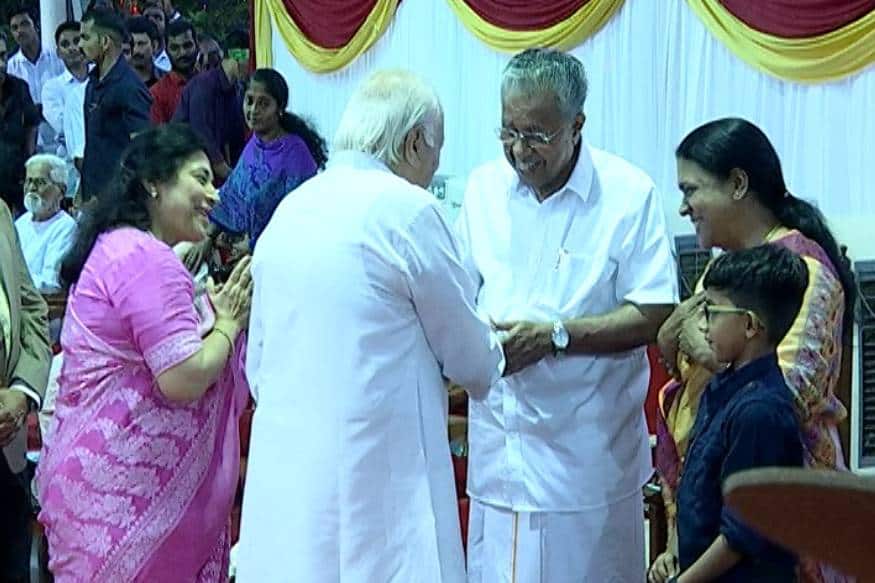 റിപ്പബ്ലിക് ദിനത്തിലെ ഗവർണറുടെ ചായ സൽക്കാരം പ്രതിപക്ഷം ബഹിഷ്കരിച്ചെങ്കിലും പരിപാടിക്ക് ഒട്ടും കളറ് കുറഞ്ഞില്ല. റിപ്പബ്ലിക് ദിനത്തിലെ ഗവർണറുടെ ചായ സൽക്കാരം പ്രതിപക്ഷം ബഹിഷ്കരിച്ചെങ്കിലും പരിപാടിക്ക് ഒട്ടും കളറ് കുറഞ്ഞില്ല.