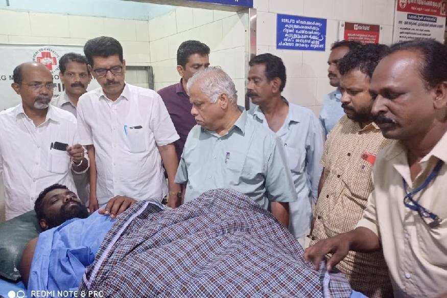 കഴിഞ്ഞ ദിവസം രാത്രിയോടെയാണ് കാനത്തൂര് ക്ഷേത്രം ക്ലര്ക് ആനന്ദിന് നേരെ ആക്രമണമുണ്ടായത്. ഇദ്ദേഹത്തിന്റെ തുടയിലാണ് കുത്തേറ്റത് കഴിഞ്ഞ ദിവസം രാത്രിയോടെയാണ് കാനത്തൂര് ക്ഷേത്രം ക്ലര്ക് ആനന്ദിന് നേരെ ആക്രമണമുണ്ടായത്. ഇദ്ദേഹത്തിന്റെ തുടയിലാണ് കുത്തേറ്റത്