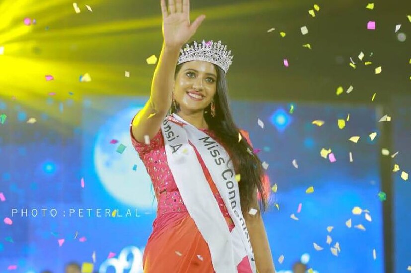  കിരീട നേട്ടത്തിലൂടെ സാക്ഷാത്കരിച്ചത് അമ്മയുടെ സ്വപ്നം കൂടിയാണെന്നും ആൻസി. സൗന്ദര്യമത്സരങ്ങളിൽ പങ്കെടുക്കാൻ പോകുമ്പോൾ എല്ലാ മത്സരാർഥികൾക്കും ഒപ്പം അവരുടെ കുടുംബാംഗങ്ങൾ എല്ലാവരും ഉണ്ടാകും. പക്ഷേ എന്നോടൊപ്പം എന്നും വന്നിരുന്നത് എന്റെ അമ്മ മാത്രമാണ്. സ്റ്റേജിന്റെ ഒരു കോണിൽ അമ്മയുണ്ടാകും.