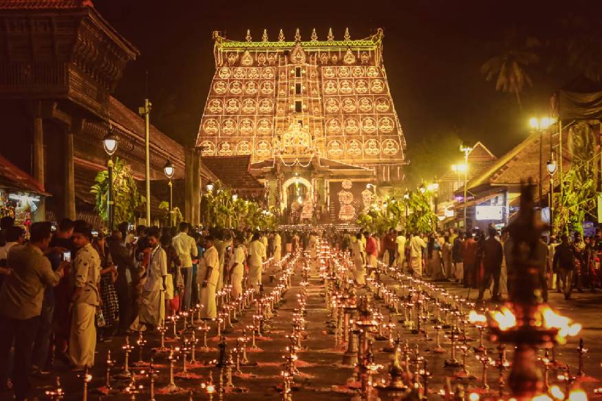  നൂറുകണക്കിന് ഭക്തജനങ്ങളാണ് ലക്ഷദീപം തൊഴാനെത്തിയത്.