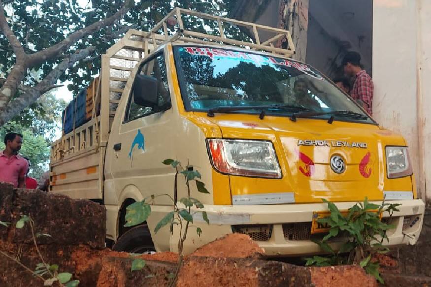 അപകടത്തിൽപ്പെട്ടയുടൻ വാഹനത്തിൽ ഉണ്ടായിരുന്നവർ ഓടി രക്ഷപ്പെട്ടതിനെ തുടർന്നാണ് വിശദമായ പരിശോധന നടന്നത്. അപകടത്തിൽപ്പെട്ടയുടൻ വാഹനത്തിൽ ഉണ്ടായിരുന്നവർ ഓടി രക്ഷപ്പെട്ടതിനെ തുടർന്നാണ് വിശദമായ പരിശോധന നടന്നത്.