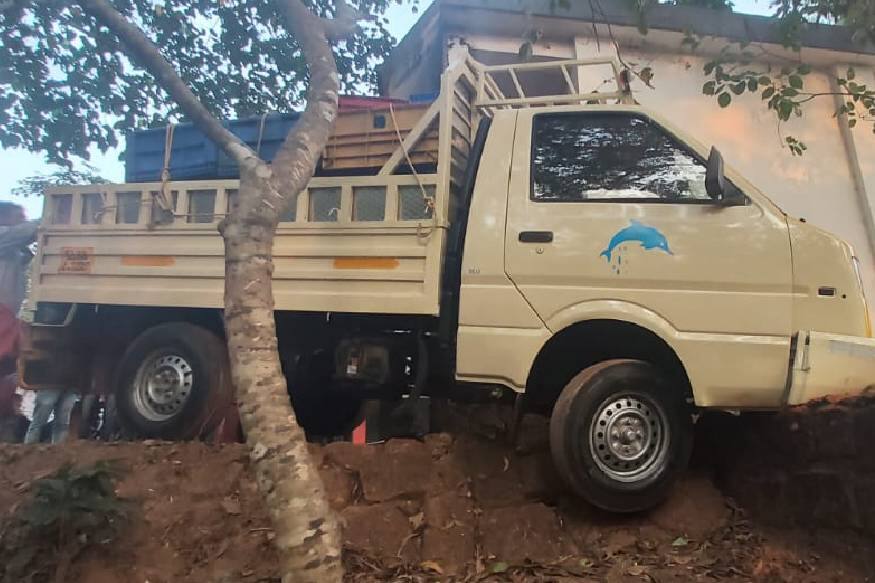 പൊലീസിനെ കണ്ടതിനെ തുടർന്ന് രക്ഷപ്പെടാൻ മായിപ്പാടി ഭാഗത്തേക്ക് തിരിഞ്ഞ വാഹനം നിയന്ത്രണം വിട്ട് മതിലിലിടിച്ചു നിന്നു. പൊലീസിനെ കണ്ടതിനെ തുടർന്ന് രക്ഷപ്പെടാൻ മായിപ്പാടി ഭാഗത്തേക്ക് തിരിഞ്ഞ വാഹനം നിയന്ത്രണം വിട്ട് മതിലിലിടിച്ചു നിന്നു.