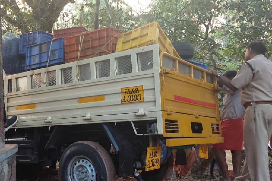 കാസർഗോഡ് ഭാഗത്തേക്ക് വരികയായിരുന്ന പിക്കപ്പ് വാനിൽ നിന്നാണ് 10 കെട്ടുകളിലായി സൂക്ഷിച്ചിരുന്ന കഞ്ചാവ് കണ്ടെത്തിയത്. കാസർഗോഡ് ഭാഗത്തേക്ക് വരികയായിരുന്ന പിക്കപ്പ് വാനിൽ നിന്നാണ് 10 കെട്ടുകളിലായി സൂക്ഷിച്ചിരുന്ന കഞ്ചാവ് കണ്ടെത്തിയത്.