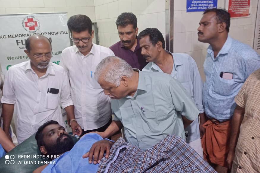 എ കെ ജി ആശുപത്രിയിൽ പ്രവേശിപ്പിച്ച ആനന്ദിനെ രാത്രിയിൽ തന്നെ സിപിഎം ജില്ലാ സെക്രട്ടറി എംവി ജയരാജൻ സന്ദര്ശിച്ചു. എ കെ ജി ആശുപത്രിയിൽ പ്രവേശിപ്പിച്ച ആനന്ദിനെ രാത്രിയിൽ തന്നെ സിപിഎം ജില്ലാ സെക്രട്ടറി എംവി ജയരാജൻ സന്ദര്ശിച്ചു.