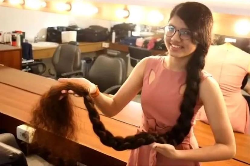  രഹസ്യക്കൂട്ടുകൾ വച്ച് അമ്മ തയ്യാറാക്കിത്തരുന്ന എണ്ണയാണ് തന്റെ അഴകാർന്ന മുടിയുടെ രഹസ്യമെന്നും പെൺകുട്ടി വെളിപ്പെടുത്തുന്നു