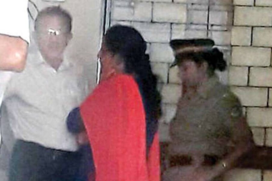  താമരശ്ശേരി: തനിക്കെതിരെ രഹസ്യമൊഴി നൽകിയ ആളുമായി കോടതിയിൽ വച്ച് സംസാരിച്ച് ജോളി. കഴിഞ്ഞ ദിവസം കോടതിയിലെത്തിച്ചപ്പോഴാണ് കൂടത്തായി കൊലപാതക പരമ്പരയിലെ മുഖ്യപ്രതിയായ ജോളി, തനിക്കെതിരെ രഹസ്യമൊഴി നൽകിയ ജോസഫ് ഹില്ലാരിയോസുമായി സംസാരിച്ചത്. വനിതാ പൊലീസിന്റെ സാന്നിധ്യത്തിലായിരുന്നു സംസാരം.