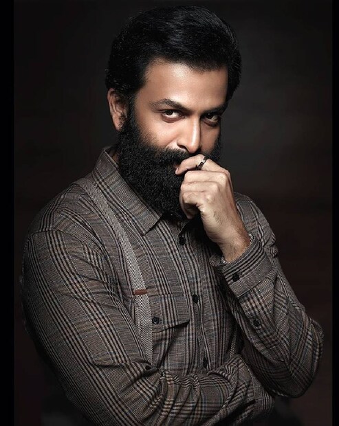  കരിയറിൽ പല കാലഘട്ടങ്ങളിലായി പൃഥ്വിരാജ് വിമർശനങ്ങൾക്ക് പാത്രമായിട്ടുണ്ടെങ്കിലും, ഇത്രയും കടുത്ത ആക്രമണം അടുത്ത കാലങ്ങളിൽ ഇതാദ്യമായാണ്. വിവാഹം, ഇംഗ്ലീഷ് സംഭാഷണം, ചില നിലപാടുകൾ എന്നിവയ്ക്ക് എതിരേ ആയിരുന്നു അവയൊക്കെ. സംഭവവികാസങ്ങളിൽ പൃഥ്വിരാജ് ഇതുവരെയും പ്രതികരിച്ചിട്ടില്ല