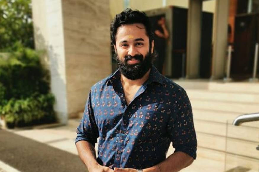  മലയാള സിനിമയിൽ ഇനിയും സ്‌ട്രോംഗ് ആൻഡ് സിംഗിൾ ആയുള്ള നായകന്മാരിൽ ഒരാളാണ് ഉണ്ണി മുകുന്ദൻ. ഉണ്ണിക്കെന്ന് വിവാഹം എന്ന് ചോദിക്കുന്നവരും ഗോസിപ്പുകളിൽ ഉണ്ണിയുടെ പേര് വലിച്ചിഴക്കപ്പെടുന്ന സാഹചര്യങ്ങളും കുറവല്ല. എന്നാൽ ഇപ്പോൾ തനിക്കും 'കുഞ്ഞിക്കാല്' കാണാൻ പറ്റി സന്തോഷത്തിലാണ് ഉണ്ണി. ഉണ്ണിയുടെയും 'ഉണ്ണിയുടെയും' ചിത്രങ്ങൾ ഇൻസ്റ്റാഗ്രാം പോസ്റ്റിൽ കാണാം