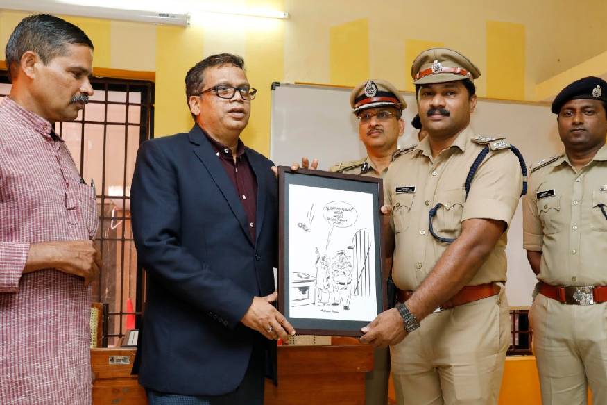  തിരുവനന്തപുരം ഫോര്‍ട്ട് സ്റ്റേഷനില്‍ നടന്ന ചടങ്ങില്‍ നഗരപരിധിയിലെ  ആറ് സ്റ്റേഷന്‍ ഹൗസ് ഓഫീസര്‍ക്ക് സംസ്ഥാന പൊലീസ് മേധാവി ലോക് നാഥ് ബെഹ്റ കാര്‍ട്ടൂണുകള്‍ കൈമാറി. കേരളത്തിലെ കാര്‍ട്ടൂണിസ്റ്റുകളോടുള്ള ബഹുമാനാര്‍ത്ഥമാണ് കാര്‍ട്ടൂണുകള്‍  സ്ഥാപിക്കുന്നതെന്ന് ഡി ജി പി പറഞ്ഞു. മ്യൂസിയം, പേരൂര്‍ക്കട, വലിയതുറ, കോവളം,വഞ്ചിയൂര്‍, ഫോര്‍ട്ട് തുടങ്ങിയ സ്റ്റേഷനുകളില്‍ സ്ഥാപിക്കേണ്ട കാര്‍ട്ടൂണുകളാണ് കൈമാറിയത്.
