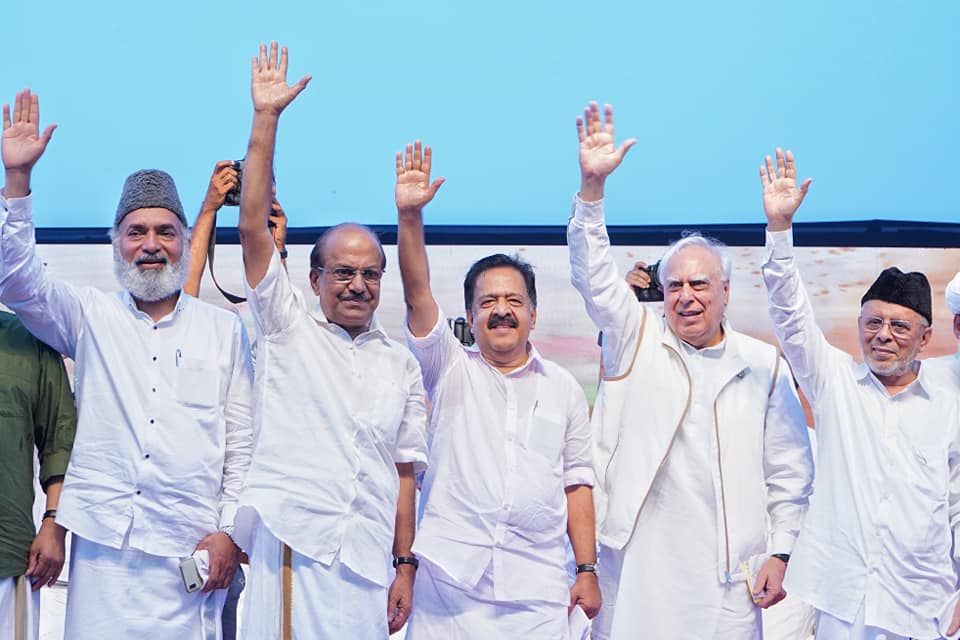 മഹാസംഗമത്തെ കുറിച്ചുള്ള ഫേസ്ബുക്ക് പോസ്റ്റിലാണ് ചെന്നിത്തല ലൂസിഫറിലെ ടൊവിനോ തോമസിന്റെ മാസ് ഡയലോഗ് കുറിച്ചത്. മഹാസംഗമത്തെ കുറിച്ചുള്ള ഫേസ്ബുക്ക് പോസ്റ്റിലാണ് ചെന്നിത്തല ലൂസിഫറിലെ ടൊവിനോ തോമസിന്റെ മാസ് ഡയലോഗ് കുറിച്ചത്.
