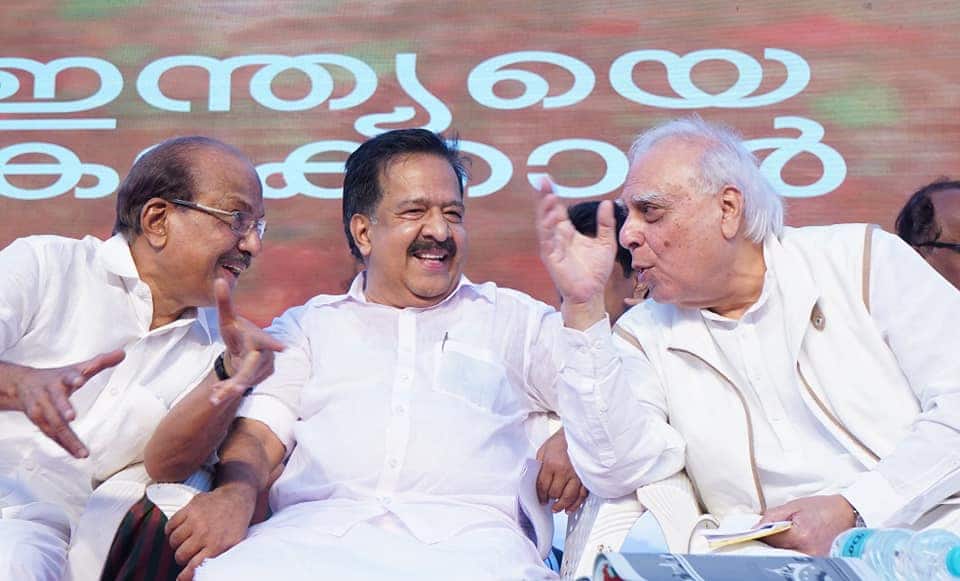 മ്മൾ ജയിക്കും,നമ്മളേ ജയിക്കൂ എന്ന് പറഞ്ഞു കൊണ്ടാണ് ചെന്നിത്തല ഫേസ്ബുക്ക് പോസ്റ്റ് അവസാനിപ്പിക്കുന്നത്. മ്മൾ ജയിക്കും,നമ്മളേ ജയിക്കൂ എന്ന് പറഞ്ഞു കൊണ്ടാണ് ചെന്നിത്തല ഫേസ്ബുക്ക് പോസ്റ്റ് അവസാനിപ്പിക്കുന്നത്.