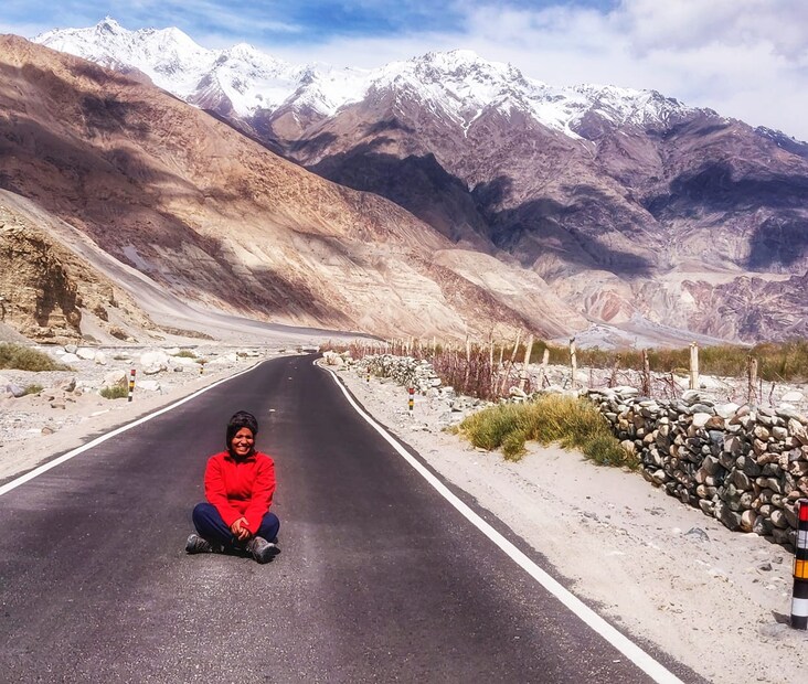  ഗീതു പറയുന്നതിങ്ങനെ-----------ഫിയല്‍റാവെണിന്റെ ചരിത്രത്തില്‍ ഇതുവരെയില്ലാത്തവിധം വിദ്വേഷ പ്രചരണവും സൈബര്‍ അറ്റാക്കുമാണ് നേരിടേണ്ടി വന്നത്. പലപ്പോഴും വോട്ടിങ് ക്യാമ്പെയ്ന്‍ അനാരോഗ്യ മത്സരത്തിലേക്ക് പോയി. വോട്ടിങ്ങില്‍ മുന്നിലുണ്ടായിരുന്ന മലയാളിമത്സരാര്‍ത്ഥിയുടെ സപ്പോര്‍ട്ടേസില്‍ നിന്ന് വലിയ രീതിയിലുള്ള ആക്രമണമാണ് മറ്റ് മത്സരാര്‍ത്ഥികള്‍ക്ക് നേരിടേണ്ടി വന്നത്. മത്സരത്തില്‍ നിന്ന് പിന്മാറാന്‍ ആവശ്യപ്പെട്ട് ഇയാളുടെ സുഹൃത്ത് വിളിച്ചു. മാനസികമായി ആകെ തകര്‍ന്ന അവസ്ഥയിലായിരുന്നു. സെലക്ഷന്‍ ലഭിക്കുമെന്ന് ഒരിക്കലും പ്രതീക്ഷിച്ചിരുന്നില്ല. സൈബര്‍ ആക്രമണത്തില്‍ മനസ്സ് മടുത്തപ്പോഴും ധൈര്യം തന്നത് സുഹൃത്തുക്കളാണ്. 