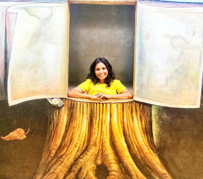  യാത്രകള്‍ ജീവിതമാക്കിയ യാത്രക്കാരി-------- യാത്രകളാണ് ഗീതുവിന്റെ മെയിന്‍. കൂട്ടിന് ഭര്‍ത്താവുമുണ്ട്. ബാംഗ്ലൂരില്‍ എഞ്ചിനീയര്‍മാരാണ് രണ്ടുപേരും. 'ലെറ്റ്‌സ് ഗോ ഫോര്‍ എ ക്യാമ്പ്' എന്ന ട്രക്കിങ് ഗ്രൂപ്പിന്റെ ഫൗണ്ടറാണ് ഗീതു. റെസ്‌പോണ്‍സിബിള്‍ ടൂറിസത്തിന് കൂടുതല്‍ പ്രചാരം നേടിയെടുക്കുകയാണ് ലക്ഷ്യം. നാല് വര്‍ഷമായി ഇന്ത്യയില്‍ പല ഭാഗങ്ങളില്‍ ട്രക്കിങ് നടത്തുന്നു. ചെറുതും വലുതുമായ നിരവധി യാത്രകള്‍ നടത്തി. യാത്രകള്‍ക്ക് വേണ്ടിയാണ് അവധികളെല്ലാം എടുക്കുന്നത്. ഈ വര്‍ഷത്തെ യാത്രകള്‍ക്കായി നേരത്തേ തന്നെ ലീവുകള്‍ എടുത്തുവെച്ചിരുന്നു. ഇനി അതില്‍ ചെറിയൊരു മാറ്റം വരുത്തേണ്ടി വരും. അപ്രതീക്ഷിതമായി വന്ന ഫിയല്‍ രാവണ്‍എക്‌സൈറ്റ്‌മെന്റില്‍ ഗീതു.