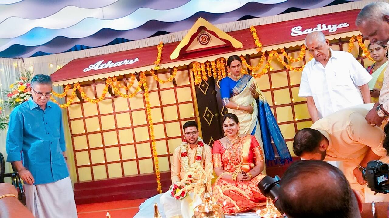 അടുത്ത സുഹൃത്തുക്കളുടെയും ബന്ധുക്കളുടെയും സാന്നിധ്യത്തിൽ എറണാകുളം ടി.ഡി.എം. ഹാളിലായിരുന്നു വിവാഹ ചടങ്ങുകൾ. അടുത്ത സുഹൃത്തുക്കളുടെയും ബന്ധുക്കളുടെയും സാന്നിധ്യത്തിൽ എറണാകുളം ടി.ഡി.എം. ഹാളിലായിരുന്നു വിവാഹ ചടങ്ങുകൾ.