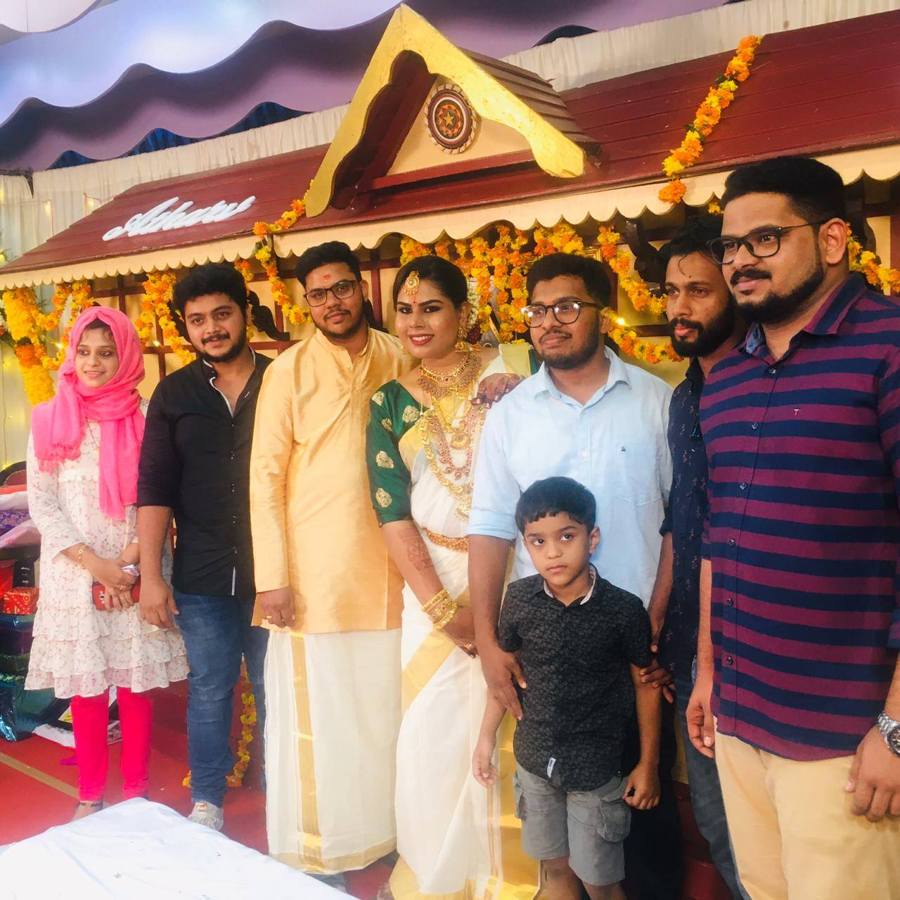 കരയോഗത്തെ പ്രതിനിധീകരിച്ച് കെപികെ മേനോനും സായിഗ്രാമത്തെ പ്രതിനിധീകരിച്ച ആനന്ദകുമാറും നവ ദമ്പതികൾക്ക് ആശംസ നേർന്നു. കരയോഗത്തെ പ്രതിനിധീകരിച്ച് കെപികെ മേനോനും സായിഗ്രാമത്തെ പ്രതിനിധീകരിച്ച ആനന്ദകുമാറും നവ ദമ്പതികൾക്ക് ആശംസ നേർന്നു.