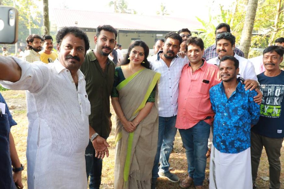  സുധീഷ് , ഹരീഷ് കണാരന്‍, കൈലാഷ്, ശ്രീജിത്ത് രവി, ജയന്‍ ചേര്‍ത്തല, ജയകൃഷ്ണന്‍, ബഷീര്‍, പടന്നയില്‍, മുഹമ്മദ് ഫൈസല്‍, കൃഷ്ണ , മനുരാജ്, അനില്‍ പ്രഭാകര്‍, വിഷ്ണു, കലാഭവന്‍ ഫനീഫ്, ശരണ്‍, പോള്‍ താടിക്കാരന്‍, അഞ്ചലി, സരയൂ, ശോഭ സിംഗ്, തുടങ്ങി മലയാളത്തിലെ വന്‍ താരനിര തന്നെ ചിത്രത്തിലുണ്ട്.