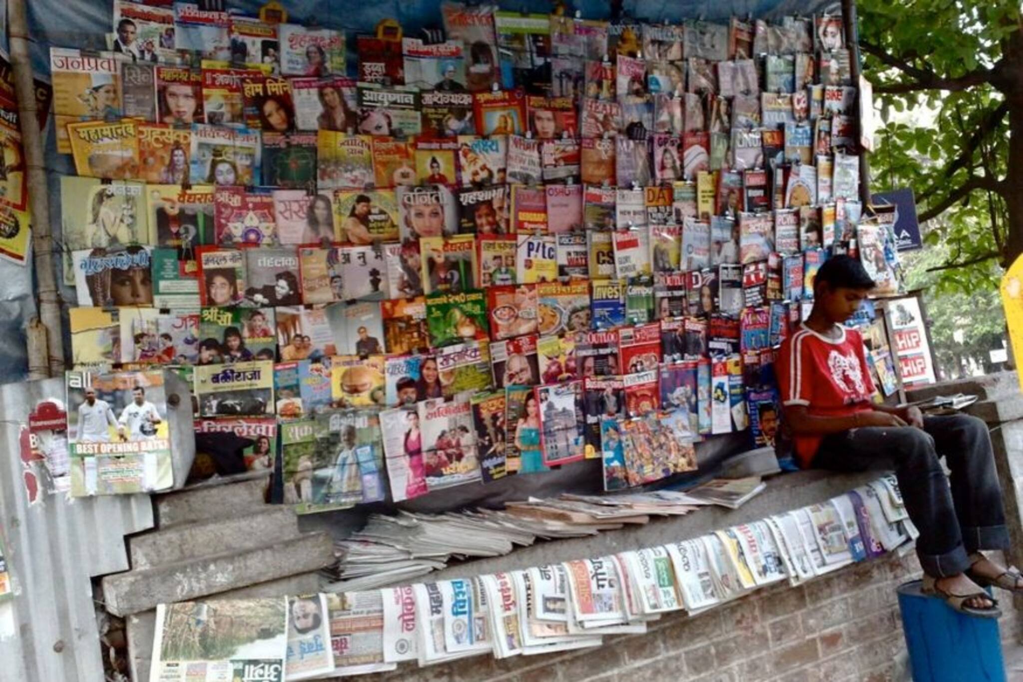 GoodNews;പഠനം യൂട്യൂബ് വീഡിയോകളിലൂടെ; സിവിൽ സർവീസ് സ്വപ്നത്തിലേക്ക് പത്ര വിൽപ്പനക്കാരന്റെ മകൾ