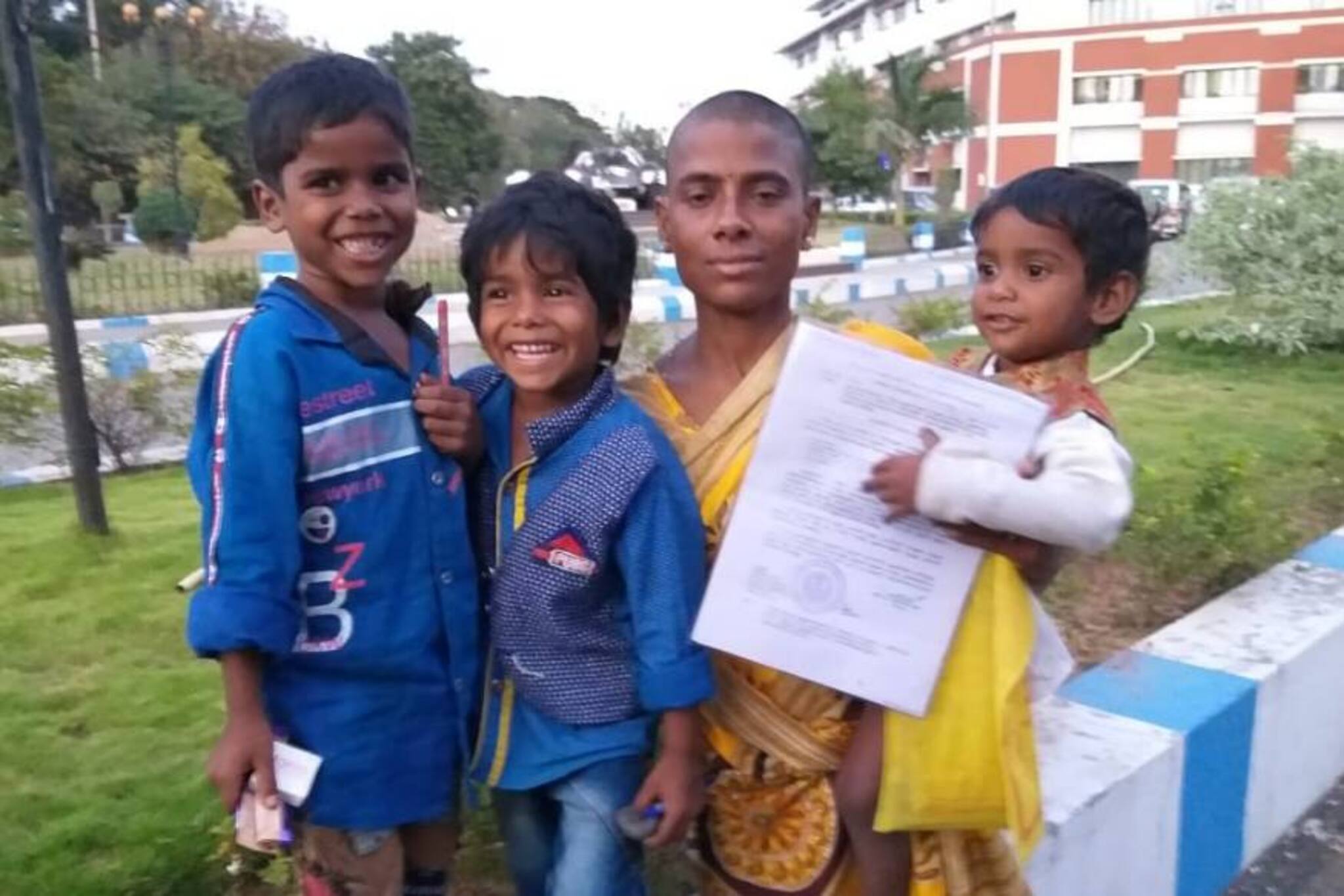 SHOCKING| കുഞ്ഞുമക്കളുടെ വിശപ്പകറ്റാൻ വഴിയില്ല; യുവതി സ്വന്തം തലമുടി 150 രൂപക്ക് മുറിച്ച് വിറ്റു