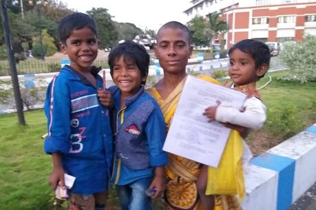 SHOCKING| കുഞ്ഞുമക്കളുടെ വിശപ്പകറ്റാൻ വഴിയില്ല; യുവതി സ്വന്തം തലമുടി 150 രൂപക്ക് മുറിച്ച് വിറ്റു SHOCKING| കുഞ്ഞുമക്കളുടെ വിശപ്പകറ്റാൻ വഴിയില്ല; യുവതി സ്വന്തം തലമുടി 150 രൂപക്ക് മുറിച്ച് വിറ്റു