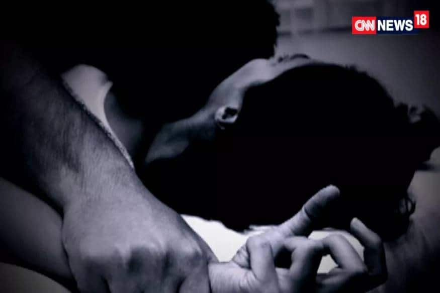 പെൺകുട്ടിക്ക് ഒമ്പതു വയസുള്ളപ്പോഴാണ് ഗിറ്റാർ പഠിപ്പിക്കുന്നതിനായി ഇയാൾ മുംബൈയിലെ വീട്ടിലെത്തിയത്. മൂന്നു വർഷത്തോളം ഗിറ്റാർ പഠനം നീണ്ടു. ഇതിനിടെയാണ് പീഡനം. പെൺകുട്ടിക്ക് ഒമ്പതു വയസുള്ളപ്പോഴാണ് ഗിറ്റാർ പഠിപ്പിക്കുന്നതിനായി ഇയാൾ മുംബൈയിലെ വീട്ടിലെത്തിയത്. മൂന്നു വർഷത്തോളം ഗിറ്റാർ പഠനം നീണ്ടു. ഇതിനിടെയാണ് പീഡനം.