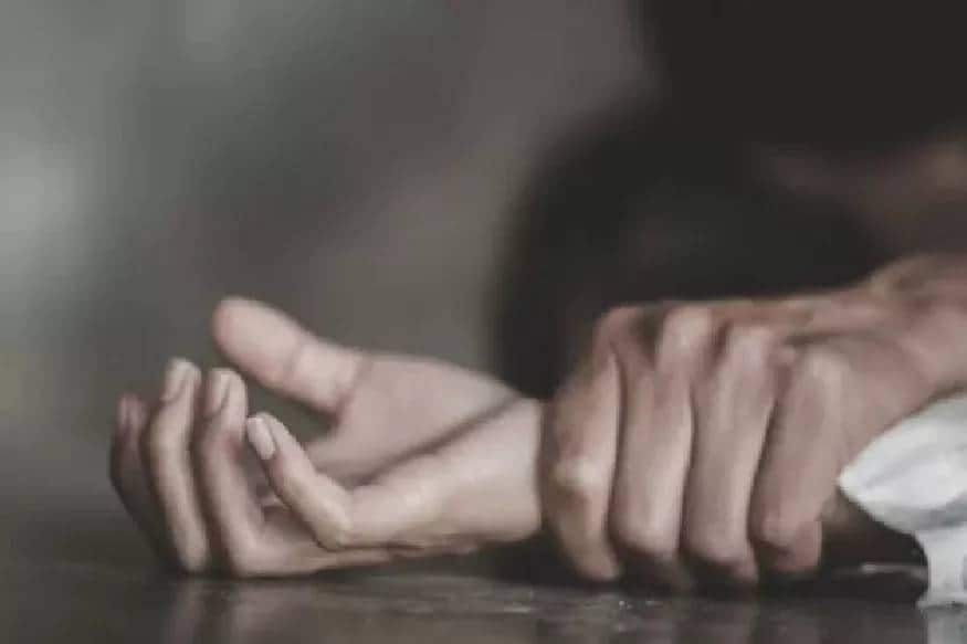 അതേസമയം, പ്രതി ഭീഷണി മുഴക്കിയ കാര്യം ഇരയായ പെൺകുട്ടിയുടെ അച്ഛൻ പൊലീസിൽ പറഞ്ഞിരുന്നു. എന്നാൽ പൊലീസ് ഇക്കാര്യത്തിൽ ഒരു നടപടിയും സ്വീകരിച്ചില്ലെന്ന് പെൺകുട്ടിയുടെ കുടുംബം ആരോപിച്ചു. ഇതാണ് കൊലപാതകത്തിൽ കലാശിച്ചതെന്നും പെൺകുട്ടിയുടെ കുടുംബം പറഞ്ഞു. അതേസമയം, പ്രതി ഭീഷണി മുഴക്കിയ കാര്യം ഇരയായ പെൺകുട്ടിയുടെ അച്ഛൻ പൊലീസിൽ പറഞ്ഞിരുന്നു. എന്നാൽ പൊലീസ് ഇക്കാര്യത്തിൽ ഒരു നടപടിയും സ്വീകരിച്ചില്ലെന്ന് പെൺകുട്ടിയുടെ കുടുംബം ആരോപിച്ചു. ഇതാണ് കൊലപാതകത്തിൽ കലാശിച്ചതെന്നും പെൺകുട്ടിയുടെ കുടുംബം പറഞ്ഞു.