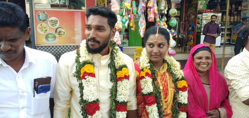  വൈത്തിരി സ്വദേശികളായ ശ്രുതിയും പ്രവീണുമാണ് ഈ ദമ്പതികൾ. പ്രവീൺ ഡിവൈഎഫ്ഐ വൈത്തിരി മേഖലാ ട്രഷറർ കൂടിയാണ്.