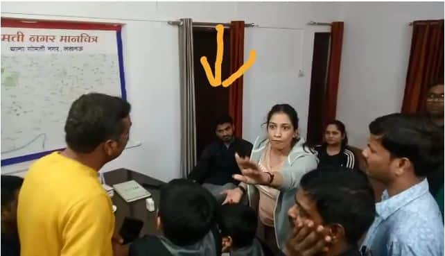 ലഖ്നൗ: കാമുകിയോടൊപ്പം ഫ്ളാറ്റില് താമസമാക്കിയ ബിജെപി നേതാവിനെ കൈയ്യോടെ പിടികൂടി ഭാര്യ. ബിജെപി കിസാന് മോര്ച്ച ദേശീയ എക്സിക്യൂട്ടിവ് അംഗം ശ്രീകാന്ത് ത്യാഗി, കാമുകി മാണ്ഡവി സിംഗ് എന്നിവരെ ഭാര്യ അനുവാണ് നഗരത്തിലെ ഫ്ളാറ്റില്നിന്നും പിടികൂടിയത്. അനുവും മാണ്ഡവി സിംഗും തമ്മിലുണ്ടായ തർക്കം അടിപിടിയിൽ കലാശിക്കുകയും ചെയ്തു. ലഖ്നൗ: കാമുകിയോടൊപ്പം ഫ്ളാറ്റില് താമസമാക്കിയ ബിജെപി നേതാവിനെ കൈയ്യോടെ പിടികൂടി ഭാര്യ. ബിജെപി കിസാന് മോര്ച്ച ദേശീയ എക്സിക്യൂട്ടിവ് അംഗം ശ്രീകാന്ത് ത്യാഗി, കാമുകി മാണ്ഡവി സിംഗ് എന്നിവരെ ഭാര്യ അനുവാണ് നഗരത്തിലെ ഫ്ളാറ്റില്നിന്നും പിടികൂടിയത്. അനുവും മാണ്ഡവി സിംഗും തമ്മിലുണ്ടായ തർക്കം അടിപിടിയിൽ കലാശിക്കുകയും ചെയ്തു.