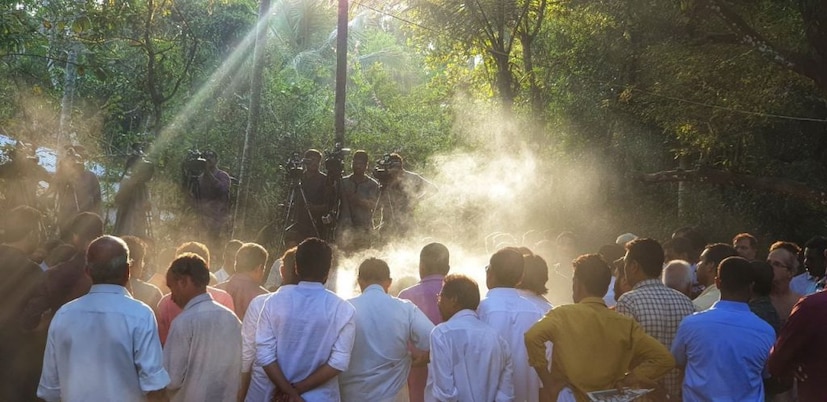  ബാല്യവും കൗമാരവും ചിലവഴിച്ച മുഹമ്മയിലെ താമരശേരിയിൽ ഇല്ലത്താണ് പി പരമേശ്വരന് അന്ത്യവിശ്രമം ഒരുക്കിയത്.