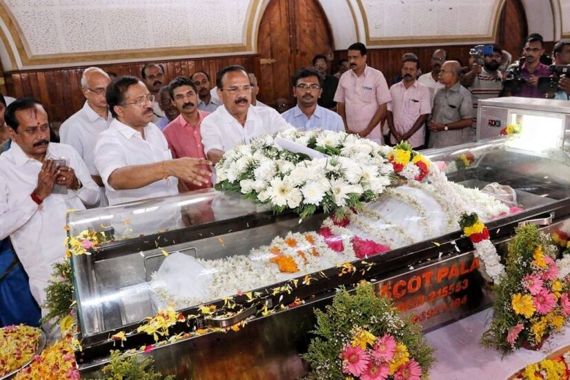  തിരുവനന്തപുരം അയ്യങ്കാളി ഹാളിൽ പൊതുദർശനത്തിനു വച്ച മൃതദേഹത്തിൽ മുഖ്യമന്ത്രി, ഗവർണർ, കേന്ദ്ര സഹമന്ത്രി വി മുരളീധരൻ അടക്കമുളവർ അന്തിമോപചാരം അർപ്പിച്ചിരുന്നു.