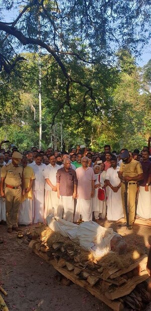  പ്രമുഖ നേതാക്കൾ വസതിയിൽ അന്തിമോപചാരം അർപ്പിച്ചു.
