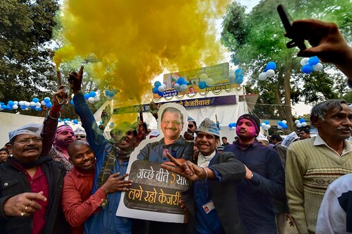 AAP പ്രവർത്തകർ വിജയം ആഘോഷിക്കുന്നു