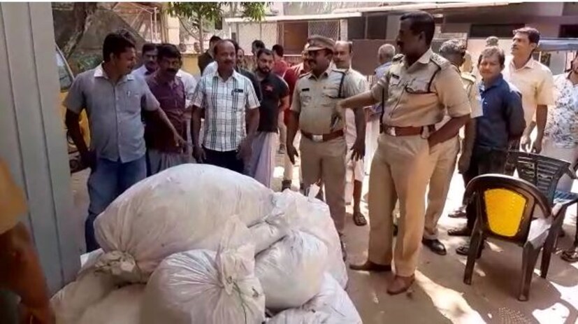  20 ലക്ഷം രൂപ വിലവരുന്നതാണ് ലഹരി വസ്തുക്കൾ.