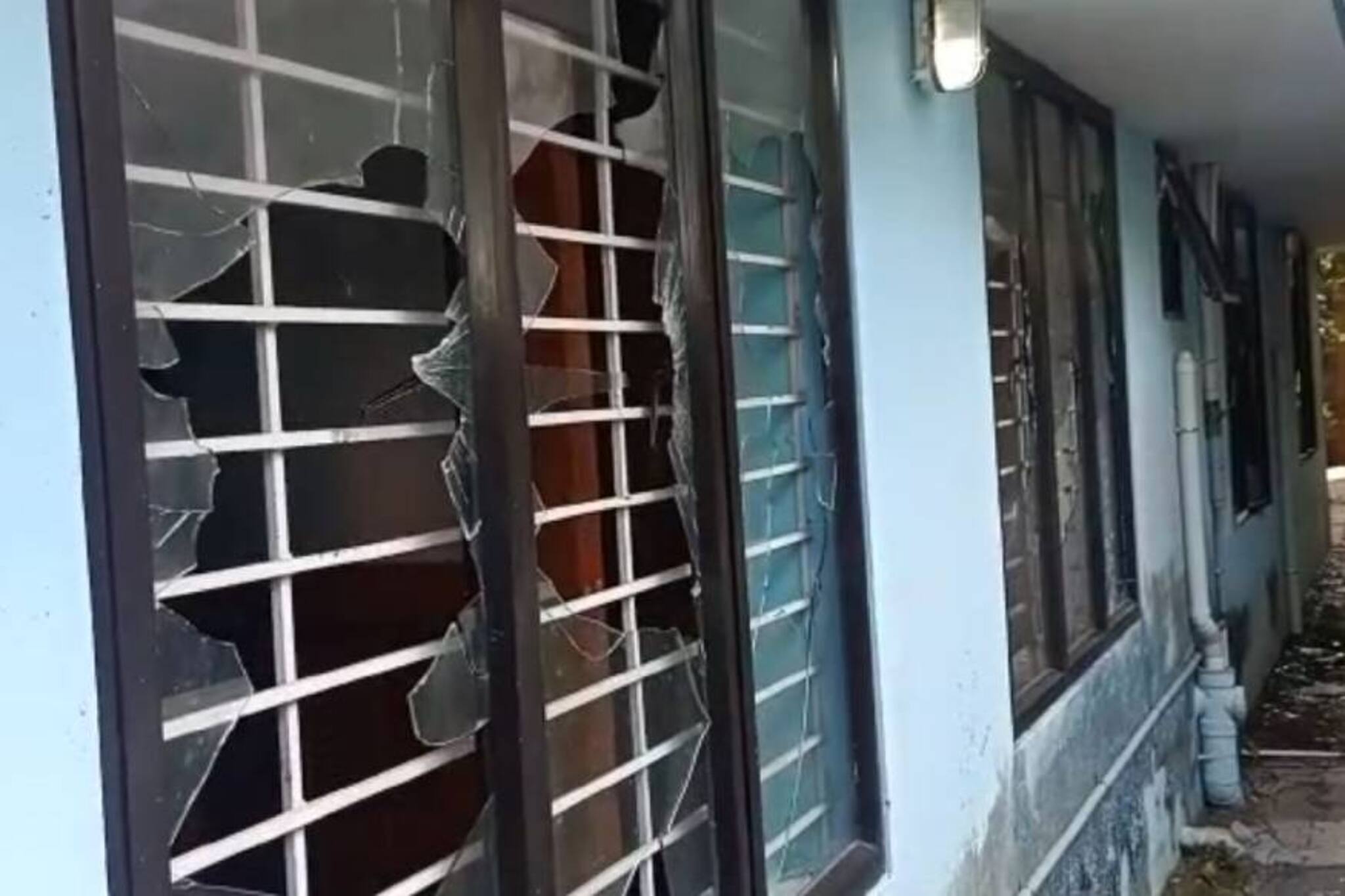 റോഡ് നിർമ്മിച്ചു നൽകിയില്ല; യുവാവ് പഞ്ചായത്ത് ഓഫീസ് അടിച്ചു തകർത്തു