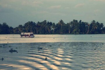വേമ്പനാട്ട് കായലിൽ ഉപ്പിന്റെ തോത് കൂടുന്നു