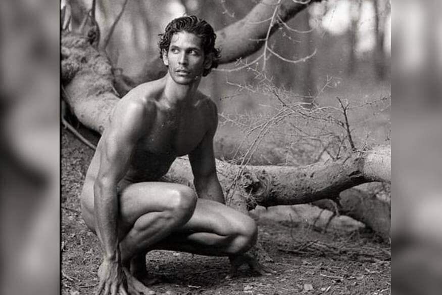  പൂർണ്ണ നഗ്നനായി പോസ് ചെയ്ത ഈ പഴയ ചിത്രവും മിലിന്ദ് അടുത്തിടെ സോഷ്യൽ മീഡിയയിൽ ഷെയർ ചെയ്തിരുന്നു. ഭാര്യ അങ്കിത കോൺവാറും ഇതിന് അഭിപ്രായം പറഞ്ഞിരുന്നു