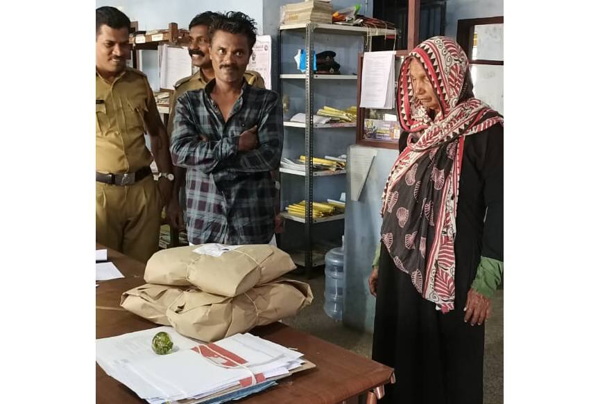 രണ്ടു പേരിൽ നിന്നുമായി 5 കിലോ കഞ്ചാവും പിടിച്ചെടുത്തു. കൊണ്ടോട്ടിയിൽ ചെറുകാവ് വില്ലേജ് ഓഫീസ് പരിസരത്ത് വെച്ച് ആണ് ഓട്ടോയിൽ കടത്തിക്കൊണ്ടുവന്ന കഞ്ചാവു പിടികൂടിയത്. നൂർജഹാൻ ആണ് തമിഴ്നാട്ടിൽ നിന്നും ഇടനിലക്കാരിയായി കഞ്ചാവ് കൊണ്ടുവന്നത്. രണ്ടു പേരിൽ നിന്നുമായി 5 കിലോ കഞ്ചാവും പിടിച്ചെടുത്തു. കൊണ്ടോട്ടിയിൽ ചെറുകാവ് വില്ലേജ് ഓഫീസ് പരിസരത്ത് വെച്ച് ആണ് ഓട്ടോയിൽ കടത്തിക്കൊണ്ടുവന്ന കഞ്ചാവു പിടികൂടിയത്. നൂർജഹാൻ ആണ് തമിഴ്നാട്ടിൽ നിന്നും ഇടനിലക്കാരിയായി കഞ്ചാവ് കൊണ്ടുവന്നത്.