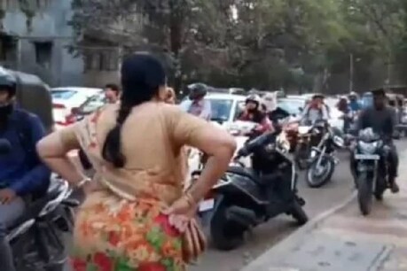 ഫുട്പാത്ത് കയ്യേറുന്ന ഇരുചക്രയാത്രികരെ മര്യാദ പഠിപ്പിച്ച് വയോധിക; കയ്യടിച്ച് സോഷ്യൽ മീഡിയ ഫുട്പാത്ത് കയ്യേറുന്ന ഇരുചക്രയാത്രികരെ മര്യാദ പഠിപ്പിച്ച് വയോധിക; കയ്യടിച്ച് സോഷ്യൽ മീഡിയ