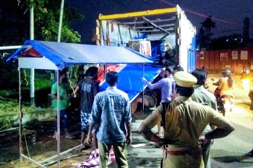  നിയമവിരുദ്ധമായി പ്രവർത്തിച്ചിരുന്ന കടകൾ പൊളിച്ച് നീക്കി കൊച്ചി കോർപ്പറേഷൻ.