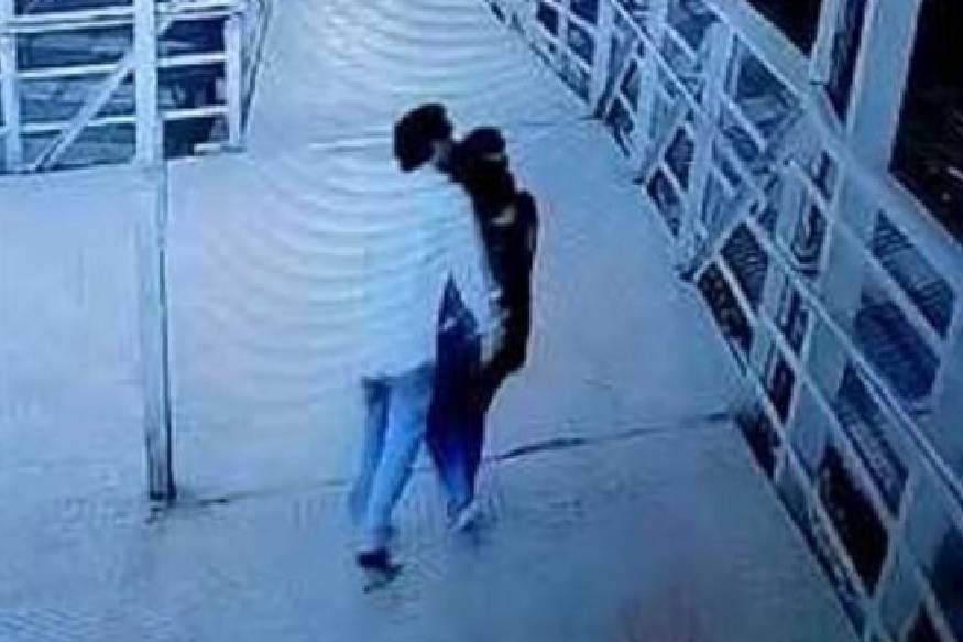 വിജനമായ പാലത്തിൽ യുവതിയെ കടന്നു പിടിച്ച് ചുംബിച്ച് യുവാവ്; സിസിടിവി ദൃശ്യങ്ങൾ പുറത്ത്