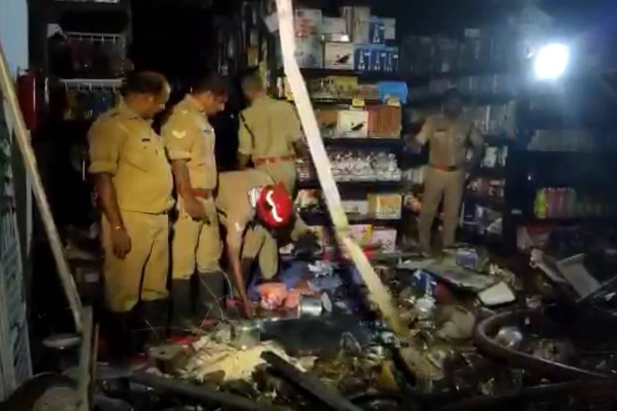 അരി, എണ്ണ, പാത്രങ്ങൾ എന്നിവ സൂക്ഷിച്ചിരുന്ന ഭാഗത്താണ് തീപടർന്നത്. ലക്ഷങ്ങളുടെ നഷ്ടം കണക്കാക്കുന്നു. അരി, എണ്ണ, പാത്രങ്ങൾ എന്നിവ സൂക്ഷിച്ചിരുന്ന ഭാഗത്താണ് തീപടർന്നത്. ലക്ഷങ്ങളുടെ നഷ്ടം കണക്കാക്കുന്നു.