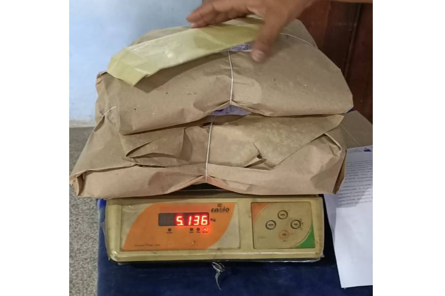 കൊണ്ടോട്ടിയിലും പരിസരത്തും രാമനാട്ടുകരയിലും ഗുഡ്സ് ഓട്ടോ റിക്ഷയിൽ പഴകച്ചവടം നടത്തുന്നതിന്റെ മറവിലാണ് റാഫി കഞ്ചാവ് വിൽപന നടത്തിയിരുന്നത്. കഞ്ചാവ് സംഘത്തിന്റെ പ്രധാന കണ്ണികളാണ് റാഫിയും നൂർജഹാനും. പരിയമ്പലത്തുള്ള വാടക വീട്ടിലാണ് കടത്തിക്കൊണ്ടു വരുന്ന കഞ്ചാവ് ഇവർ സൂക്ഷിച്ചു വരുന്നത്. കൊണ്ടോട്ടിയിലും പരിസരത്തും രാമനാട്ടുകരയിലും ഗുഡ്സ് ഓട്ടോ റിക്ഷയിൽ പഴകച്ചവടം നടത്തുന്നതിന്റെ മറവിലാണ് റാഫി കഞ്ചാവ് വിൽപന നടത്തിയിരുന്നത്. കഞ്ചാവ് സംഘത്തിന്റെ പ്രധാന കണ്ണികളാണ് റാഫിയും നൂർജഹാനും. പരിയമ്പലത്തുള്ള വാടക വീട്ടിലാണ് കടത്തിക്കൊണ്ടു വരുന്ന കഞ്ചാവ് ഇവർ സൂക്ഷിച്ചു വരുന്നത്.